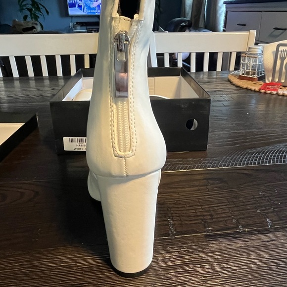 Novo white zippered boots - Picture 8 of 11